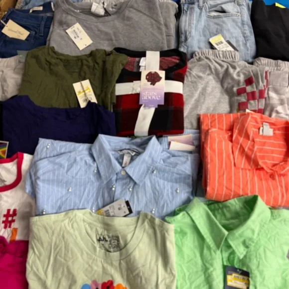 SUPPORT OUR SHOW (LOT OF 10-15) Target Women’s Wholesale Clothing Box - Picture 5 of 9